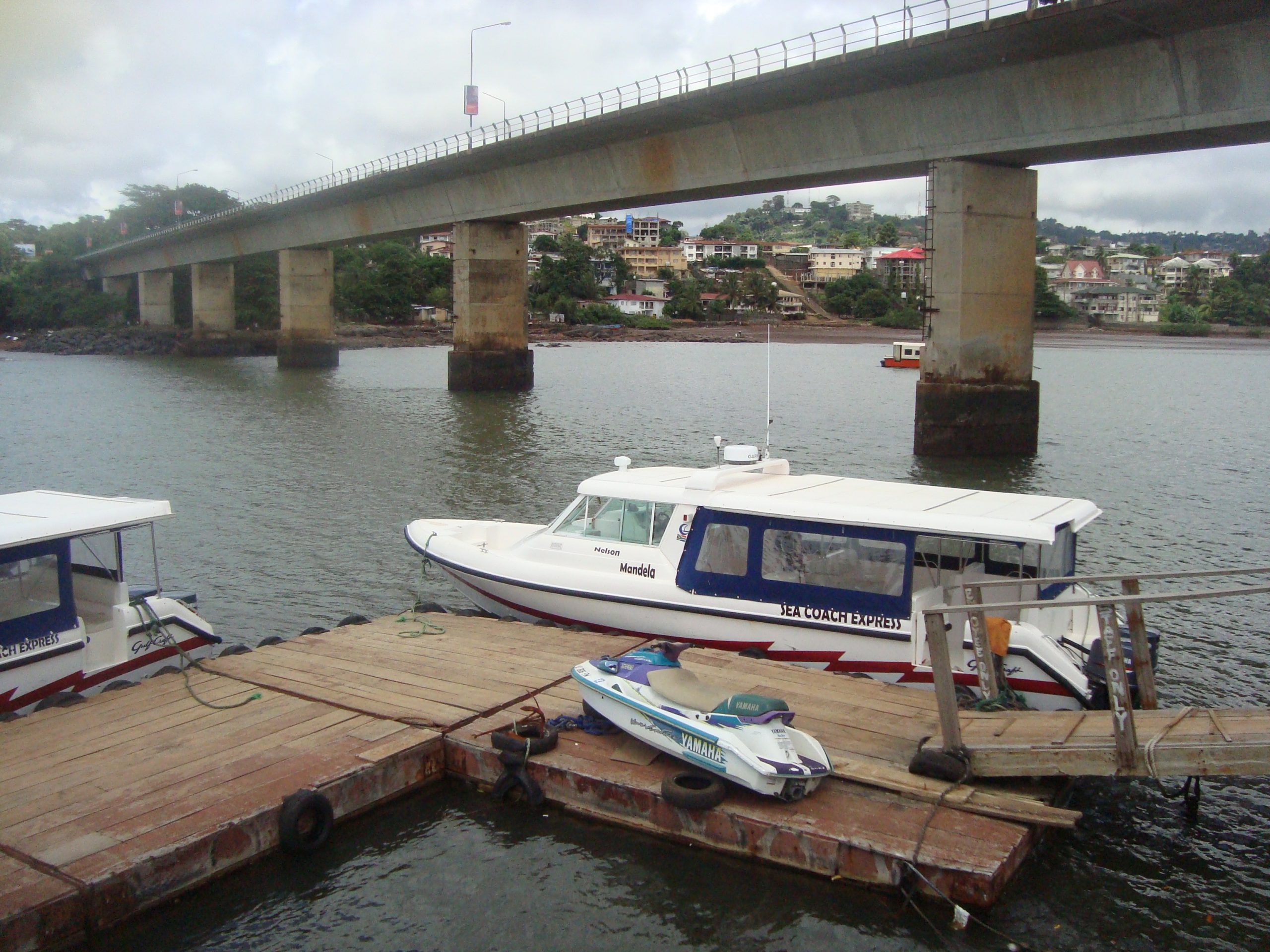 Aberdeen,_Freetown,_Sierra_Leone_-_panoramio_-_Ghassan_Mroue